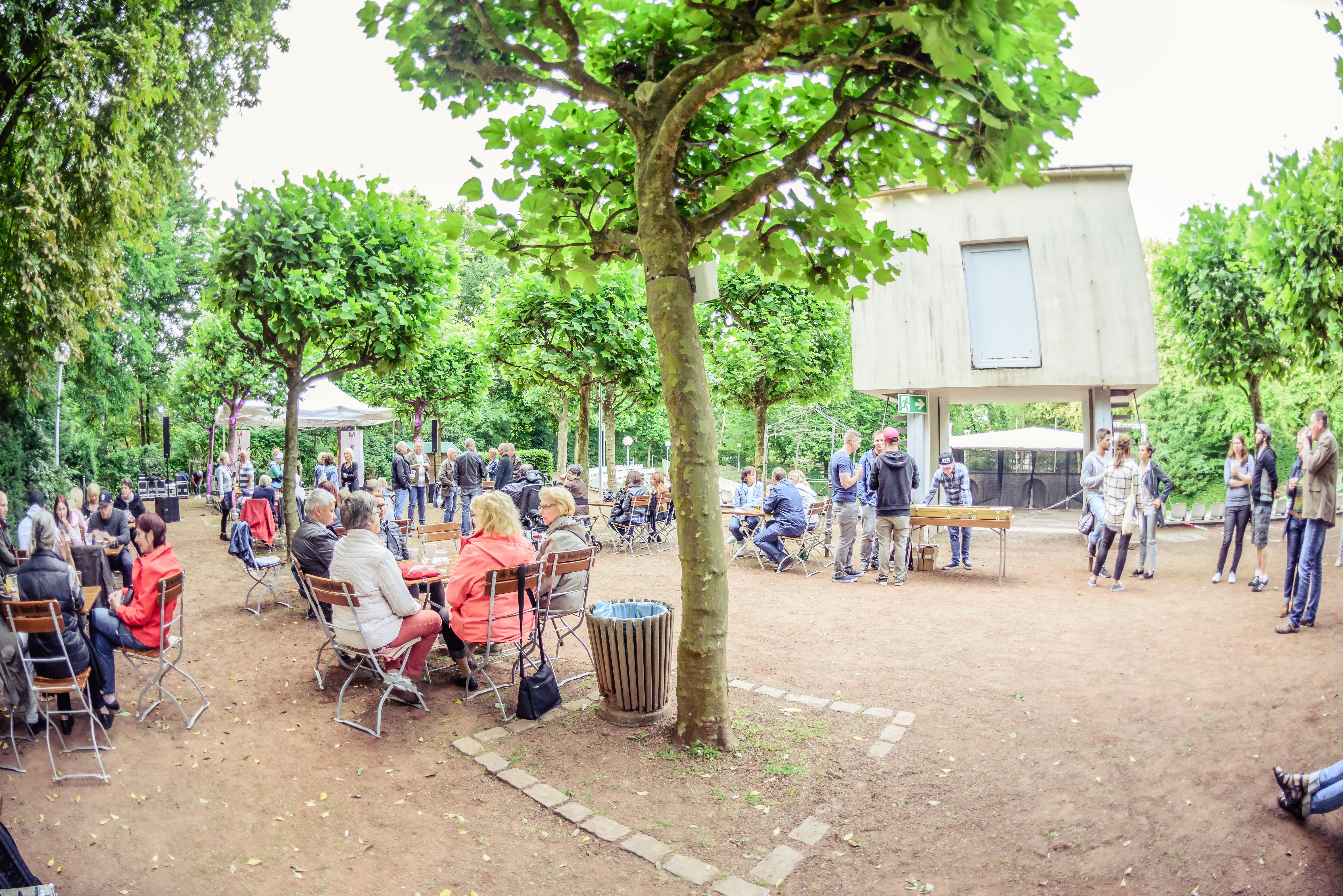 Blick in den gefüllten Biergarten der Freilichtbühne Wattenscheid.