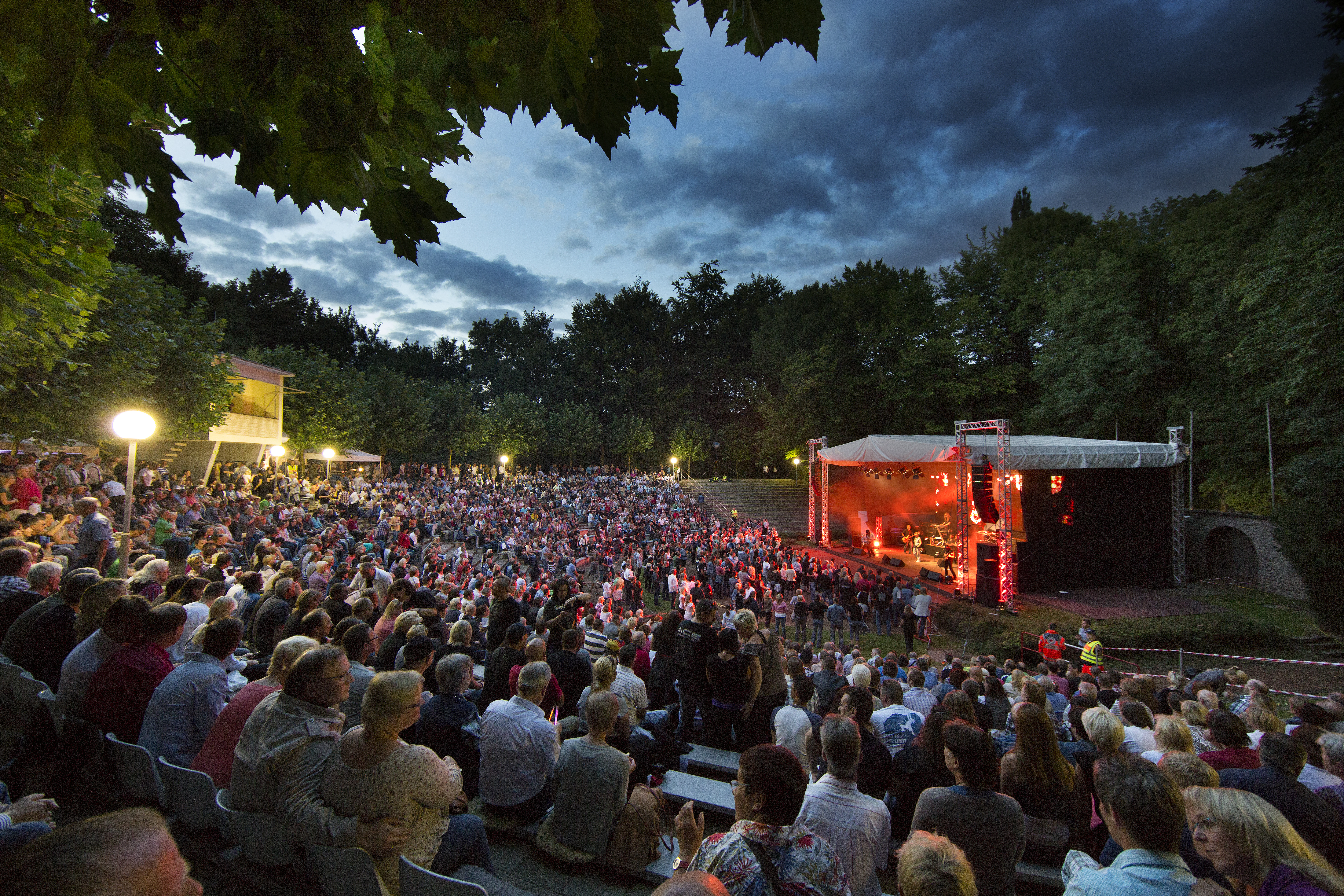 Volles Konzert auf der Freilichtbühne Wattenscheid. Die Dämmerung taucht die Szenerie in ein schönes Licht.